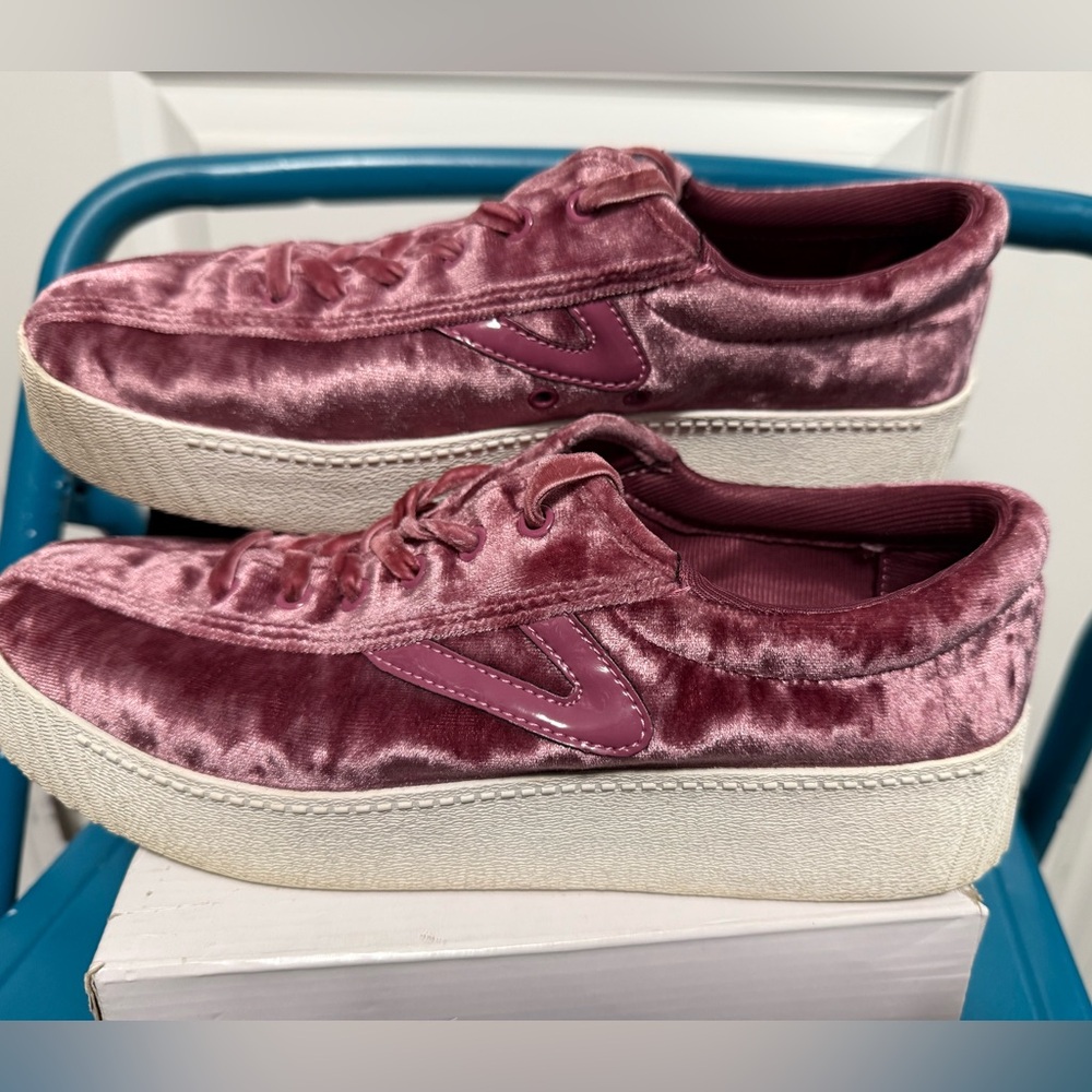 Tretorn Nylite 4Bold Crushed Velvet Sneaker Size 9 - runs big so I sized down